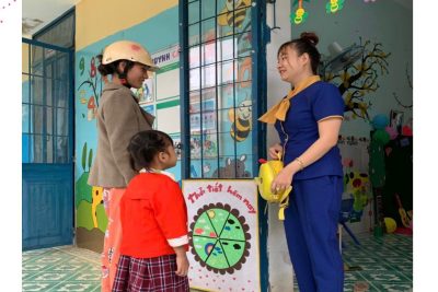 Trao đổi tình hình của lớp với phụ huynh giờ đón trẻ