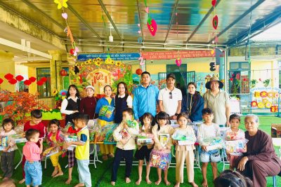🌸🌸Nhân dịp Tết Nguyên Đán đang đến gần, hôm nay cô và trò Trường Mầm non Nghĩa Sơn vô cùng vinh dự và xúc động được đón tiếp các đoàn mạnh thường quân  Nhà Ăn Không Đồng Nhất Tâm số 21 Quảng Ngãi và Hội Thiện Nguyện Tam Kỳ Phước Thiện về thăm và trao tặng những phần quà Tết ấm áp, ý nghĩa cho các cháu. 🍀Nhà trường xin trân trọng gửi lời cảm ơn sâu sắc đến quý mạnh thường quân đã dành tình cảm, sự sẻ chia cho các em nhỏ trường mầm non Nghĩa Sơn  đồng thời chân thành cảm ơn Đoàn Thanh niên xã Trà Giang đã kết nối, lan tỏa yêu thương, góp phần mang đến một mùa xuân ấm áp, trọn vẹn hơn cho các cháu và tập thể nhà trường. 🌸🎁  Xin trân trọng cảm ơn❤️❤️❤️