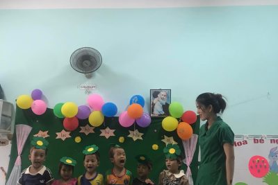 PHÁT TRIỂN NGÔN NGỮ CHO TRẺ MẦM NON???   ??? Phát triển ngôn ngữ cho trẻ mầm non đem đến những lợi ích thiết thực, giúp trẻ phát huy toàn diện năng lực của bản thân:  ➡️ Bé được rèn luyện kỹ năng nói, phát âm từ, ngữ chuẩn chỉnh. Điều này giúp con giao tiếp mạch lạc và hiệu quả hơn. Từ đó bé dễ dàng hoà nhập và kết nối với mọi người xung quanh.  ➡️ Kích thích trí não, phát triển tư duy và nhận thức ở trẻ. Qua sự trao đổi thông tin bằng ngôn ngữ, bé sẽ tăng khả năng tập trung, ghi nhớ, phân tích và tư duy phản biện.  ➡️ Rèn luyện đạo đức, phẩm chất cho bé qua những lời khuyên, giảng dạy từ bố mẹ, thầy cô từ các bài học và tình huống thực tế.  ➡️ Phát triển năng khiếu nghệ thuật, giúp bé cảm thụ tốt hơn về âm nhạc và thơ ca, văn học.