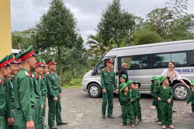 HOẠT ĐỘNG TRẢI NGHIỆM Ý NGHĨA NHÂN NGÀY THÀNH LẬP QUÂN ĐỘI NHÂN DÂN  VIỆT NAM  NGÀY 22/12 🇻🇳🌸      🍀Hòa trong không khí sôi nổi chào mừng Kỷ niệm Ngày thành lập Quân đội Nhân dân Việt Nam 22/12, Trường Mầm non Nghĩa Sơn đã có buổi trải nghiệm thực tế dành cho các bạn lớp lá và lớp chôi đầy ý nghĩa tại đơn vị Đại đội Kho Vũ Khí – Đạn 1, phòng Hậu cần – Kỹ thuật. 🍀Tại đây, các con được các chú bộ đội đón tiếp chu đáo, giới thiệu về truyền thống vẻ vang của Quân đội nhân dân Việt Nam, môi trường làm việc, sinh hoạt cũng như tinh thần kỷ luật, trách nhiệm của người lính. Thông qua hoạt động tham quan, các bé được mở rộng hiểu biết, bồi dưỡng tình yêu quê hương, đất nước và lòng kính trọng, biết ơn đối với các chú bộ đội đang ngày đêm làm nhiệm vụ bảo vệ Tổ quốc. 🍀Buổi tham quan diễn ra trong không khí vui tươi, an toàn, để lại nhiều ấn tượng tốt đẹp, góp phần giáo dục kỹ năng sống và truyền thống yêu nước cho trẻ ngay từ những năm đầu đời.✨     🌼 Trường Mầm non Nghĩa Sơn xin chân thành cảm ơn đơn vị Đại đội Kho Vũ Khí – Đạn 1, phòng Hậu cần – Kỹ thuật  đã tạo mọi điều kiện, đón tiếp chân tình và dành đầy tình cảm yêu thương cho các con Trường Mầm non Nghĩa Sơn.  📸 Mời phụ huynh cùng nhìn lại những khoảnh khắc đáng nhớ của các con! ❤️❤️❤️