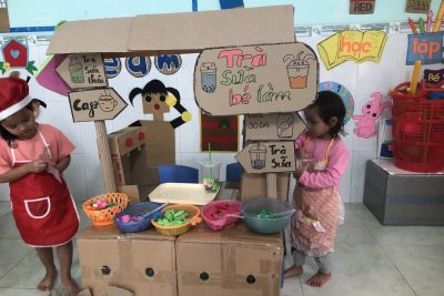 Hoạt động góc là hoạt động không chỉ nhằm tạo ra sản phẩm mà còn thỏa mãn nhu cầu được chơi của trẻ. ? Trẻ được tham gia các hoạt động trải nghiệm và chơi theo nhu cầu hứng thú của trẻ. ? Trẻ được chọn vai chơi mà mình yêu thích: Góc phân vai; Góc Xây dựng; Góc học tập; Góc nghệ thuật (Âm nhạc – Tạo hình); Góc thiên nhiên. Ở mỗi góc chơi trẻ đều được học những kiến thức, kỹ năng khác nhau và quan trọng hơn cả là trẻ có cơ hội được thể hiện mình và biết phối hợp cùng các bạn tham gia các hoạt động ??? ? Hoạt động góc trong trường mầm non là phương tiện phát triển toàn diện về đạo đức, trí tuệ, thẩm mĩ, thể chất. Trẻ em đến trường không chỉ cần được chăm sóc sức khỏe được học tập mà quan trọng nhất là được vui chơi… không những thế thông qua các hoạt động góc hằng ngày giúp trẻ chia sẻ niềm vui của mình với bạn bè, cộng đồng làm cho thế giới xung quanh của các bé đẹp hơn và rộng lớn ❤️