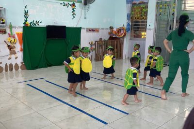 Hoạt động: Bò thẳng hướng theo đường hẹp