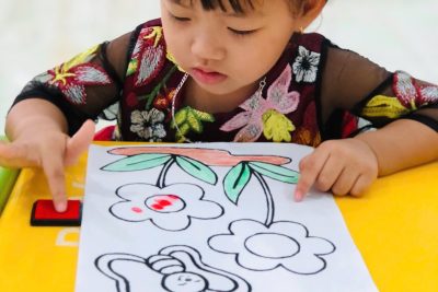Hoạt động in dấu vân tay làm bông hoa tặng mẹ chào mừng 20/10 – Nhóm trẻ.