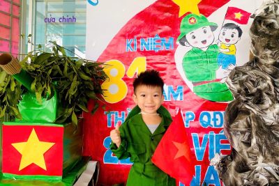 🇻🇳 HOẠT ĐỘNG Ý NGHĨA NGÀY 22/12 🇻🇳 🎖️ Bé vui mặc đồ bộ đội 🎖️  Hòa chung không khí kỷ niệm ngày thành lập Quân đội Nhân dân Việt Nam 22/12, hôm nay các bé lớp Mầm đã hào hứng tham gia hoạt động “Bé mặc đồ bộ đội”.  👕 Trong trang phục chú bộ đội đáng yêu, các con trở nên thật mạnh mẽ, tự tin và đầy hào hứng. Các bé không chỉ được trải nghiệm hóa thân mà còn được cô giáo giới thiệu về hình ảnh chú bộ đội – những người luôn dũng cảm, kiên cường bảo vệ Tổ quốc.  🌟 Thông qua hoạt động, các con thêm yêu quý và biết ơn các chú bộ đội, từ đó hình thành những tình cảm tốt đẹp và lòng tự hào dân tộc ngay từ nhỏ.  ❤️ Những nụ cười rạng rỡ, những ánh mắt háo hức của các con đã tạo nên một buổi hoạt động thật vui tươi và ý nghĩa.