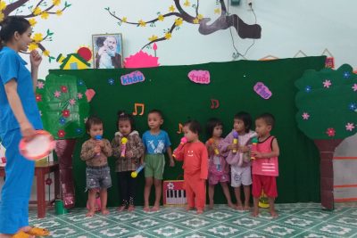 Giờ hoạt động: Âm nhạc nhóm trẻ