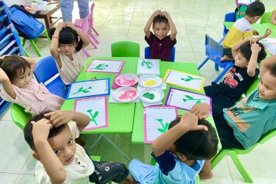 Hoạt động : In bàn tay tạo thành bông hoa nhân ngày 20/10 lớp 4-5 tuổi