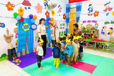 HOẠT ĐỘNG ÂM NHẠC: vận động theo nhạc-Lớp mầm❤️❤️ 🍀Các con được hòa mình vào những điệu nhạc vui tươi, lắc lư theo nhịp, vỗ tay thật nhịp nhàng và thể hiện sự tự tin của mình qua từng động tác.🌸 👉🏾Hoạt động âm nhạc không chỉ mang lại niềm vui mà còn giúp trẻ mạnh dạn, khéo léo và cảm thụ giai điệu tốt hơn mỗi ngày. 🌈💛