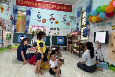 👃💖 HOẠT ĐỘNG KHÁM PHÁ:Khám phá cái mũi của bé – Lớp mầm – Chủ đề Bản thân💖👃  Các con được quan sát chiếc mũi xinh của mình, biết được mũi giúp chúng ta ngửi được nhiều mùi hương khác nhau – mùi thơm của hoa hồng , mùi thơm của trái cam🌹🍊  Bé nào cũng thích thú khi được ngửi và đoán mùi qua những hộp quà bí mật của cô – vừa học vừa chơi thật vui! 🎲😊  Hoạt động giúp trẻ hiểu thêm về cơ thể mình, biết giữ gìn vệ sinh mũi sạch sẽ, và thêm yêu quý bản thân 💕  #KhámPháKhoaHọc #ChủĐềBảnThân #LớpMầm #MầmNonNghĩaSơn #CáiMũiCủaBé