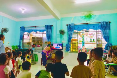 Hoạt động với toán : Chắp ghép các hình hình học tạo thành hình mới