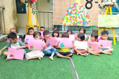 ???CHUỖI HOẠT ĐỘNG CHÀO MỪNG NGÀY 8/3 CỦA CHÚNG CON??  ?❣️ Những món quà nhỏ nhưng hạnh phúc thật to. Đây là những món quà của các bạn nhỏ lớp mầm đầy ý nghĩa mà các con đã tự tay làm để tặng mẹ nhân ngày 8/3. ??Những tấm thiệp xinh xắn, rực rỡ sắc màu và dòng chữ” chào mừng ngày quốc tế phụ nữ 8-3!” thể hiện tình cảm yêu thương chân thành của các con dành cho mẹ. Mỗi món quà tuy nhỏ nhưng chứa đựng cả tấm lòng, niềm vui và sự biết ơn của các bé dành cho những người mẹ thân yêu.