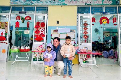 Hôm nay ngày 3/1/2025  các cháu học sinh trường MN Nghĩa Sơn ấm áp giữa thời tiết đang lạnh rét khi được đón nhận những phần quà từ Thầy Bùi Anh Hy- GV trường PTTH Thu Xà.  – ? 71  phần quà gồm áo ấm bánh kẹo và tiền mặt trị giá : 12.070.000đ – ? Thay mặt trường MN Nghĩa Sơn xin được gửi lời cảm ơn đến Thầy Bùi Anh Hy và gửi lời cảm ơn đến – Thầy Lê Hoài Phúc- trưởng phòng Giáo dục huyện Tư Nghĩa-người đã kết nối mạnh thường quân đến với các cháu HS trường MN Nghĩa Sơn .❤️❤️❤️ – Các cháu trường MNNS rất mong tiếp tục nhận được những phần quà ấm áp yêu thương đến từ mạnh thường quân??? MN Nghĩa Sơn ?.