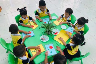 Hoạt động: Làm thiệp tặng mẹ nhân ngày 20.10 của nhóm trẻ.