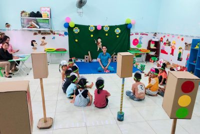 Hoạt động âm nhạc: VĐTN: “ em đi qua ngã tư đường phố” – Lớp chồi