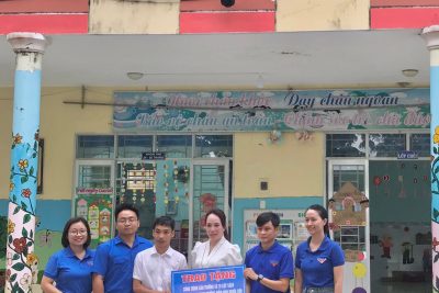 Lễ trao tặng công trình sân trường và 70 cặp sách cho các cháu học sinh trường mầm non Nghĩa Sơn