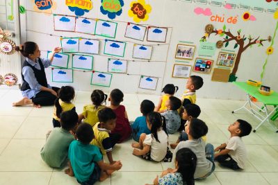 Hoạt động tạo hình: Đề tài: vẽ theo đề tài vẽ mưa- Lớp mầm