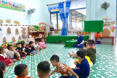 HOẠT ĐỘNG HỌC  🍊 Trong không khí học tập hứng khởi, các bé lớp lá đã cùng nhau tham gia hoạt động: KHÁM PHÁ KHOA HỌC.  -Thuộc lĩnh vực Giáo dục phát triển nhận thức, với chủ đề Thực vật  – Đề tài: Khám phá quả cam theo quy trình 5E.🍊🍊 ✨ Thông qua các bước Gắn kết – Khám phá – Giải thích – Mở rộng – Đánh giá, các bé được: 👀👏Quan sát, sờ, ngửi và nếm để nhận biết đặc điểm của quả cam 👉🏾Tìm hiểu màu sắc, mùi vị, cấu tạo và lợi ích của cam đối với sức khỏe 👉🏾Phát triển tư duy, khả năng đặt câu hỏi, diễn đạt suy nghĩ của bản thân Rèn kỹ năng hợp tác, mạnh dạn và tự tin khi tham gia hoạt động 🌱 Hoạt động không chỉ mang lại kiến thức khoa học gần gũi, mà còn giúp trẻ hình thành thói quen ăn uống lành mạnh và nuôi dưỡng niềm yêu thích khám phá thế giới xung quanh. 📸 Cùng ngắm lại những khoảnh khắc học mà chơi – chơi mà học thật đáng yêu của các con nhé! 💕