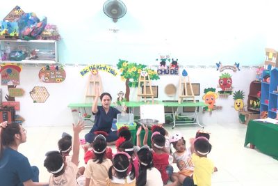 🌈 **Hoạt động làm quen với toán – Lớp Chồi (4–5 tuổi)** 🌈  Các bạn nhỏ lớp Chồi đã có một giờ học thật vui với hoạt động **đo dung tích của hai đối tượng bằng một đơn vị đo** 💧🥤 👉🏾Thông qua những chiếc cốc xinh xắn và các dụng cụ quen thuộc, các con được tự tay múc, đong, rót và so sánh lượng nước giữa các vật khác nhau. Từ đó, các bé bước đầu hiểu được khái niệm “nhiều – ít”, “bằng nhau” một cách rất tự nhiên và sinh động. ✨ Không chỉ học toán, các con còn rèn luyện sự khéo léo, tập trung và biết hợp tác cùng bạn bè. ✨ Một tiết học vừa học vừa chơi thật bổ ích và đầy ắp tiếng cười!