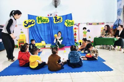 HOẠT ĐỘNG: NHẬN BIẾT MÀU VÀNG– Lớp Nhà Trẻ 🌼  🍀Các bé lớp Nhà trẻ đã cùng nhau khám phá màu vàng rực rỡ thông qua nhiều đồ vật quen thuộc như bóng vàng, xe ô tô màu vàng ,và những món đồ chơi đáng yêu. 💛 Nhờ được quan sát – sờ – chơi và lựa chọn đồ vật theo màu, các con đã biết nhận diện và phân biệt màu vàng một cách tự nhiên, hứng thú. 💛 Hoạt động giúp bé phát triển khả năng quan sát, ngôn ngữ và tăng sự tự tin khi tham gia các trò chơi học tập.❤️
