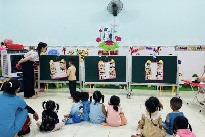 HOẠT ĐỘNG:   Khám phá khoa học: Khám phá đôi mắt👁️👀 👀 🍀🍀Hôm nay, các bạn nhỏ lớp Chồi đã có một buổi học thật thú vị khi cùng nhau khám phá “đôi mắt” của mình.  💖 🌸Các con được quan sát, nhận biết đặc điểm của mắt, màu mắt, công dụng của mắt và cô đã giáo dục các con học cách giữ gìn đôi mắt sáng khỏe mỗi ngày. Mỗi ánh nhìn đều chứa đựng sự tò mò, thích thú và niềm vui khám phá của tuổi thơ 🌈